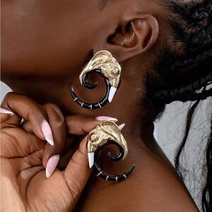 Elephant stud earrings M319
